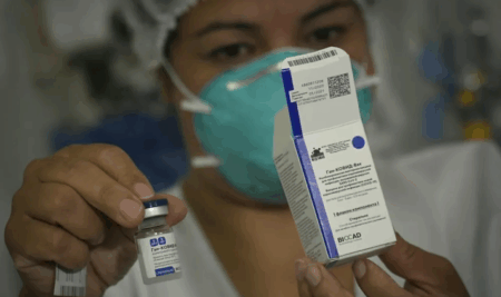 Advierten que muchos dejan de vacunarse contra Covid por desconfianza o desinformación