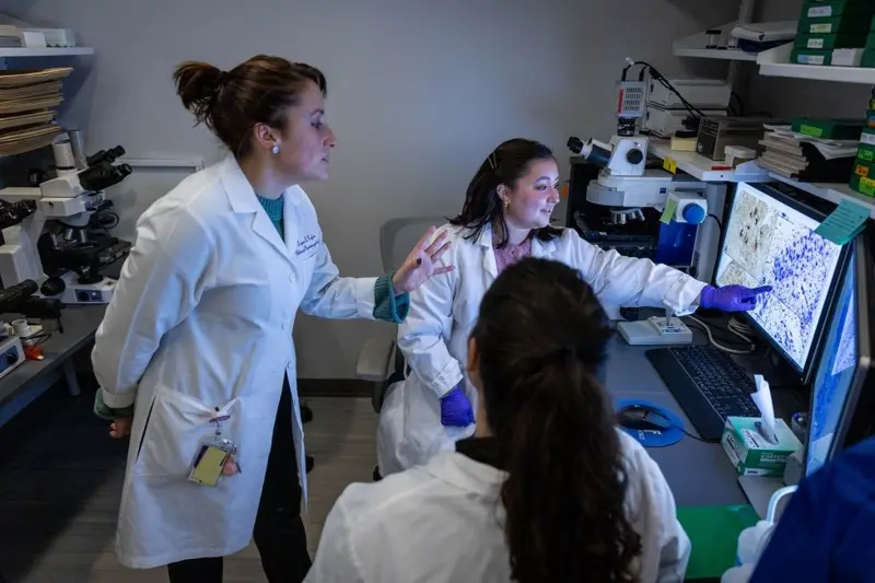 Tamar Gefen (izquierda) y miembros del equipo- Neuronas superancianos